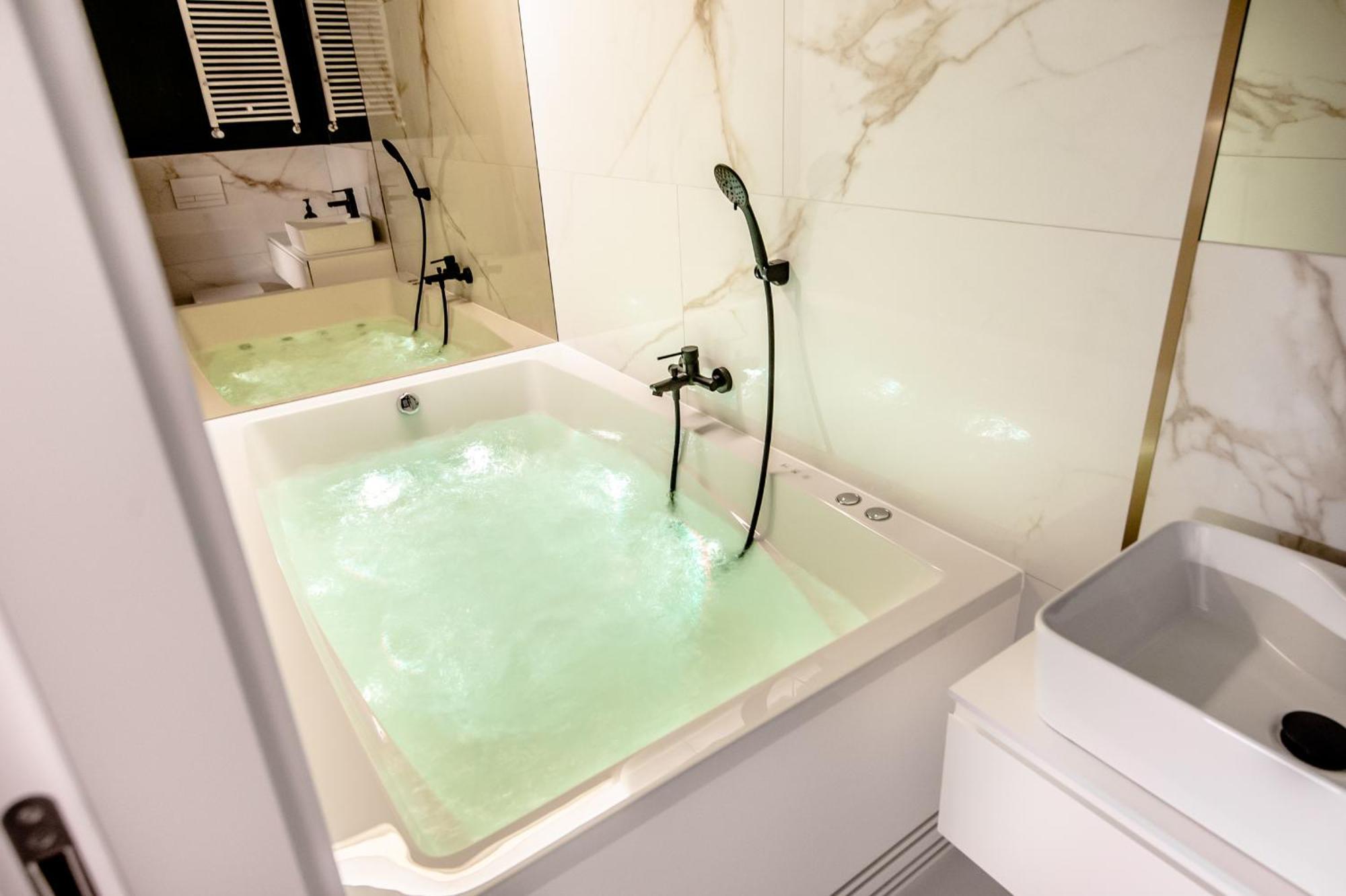 Super-Apartamenty Vip Jacuzzi III Poznań Esterno foto